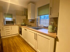 Fridge, microwave, oven, dishwasher - Elliot Cottage Your Retreat in Heart of Peebles (Scottish Borders)