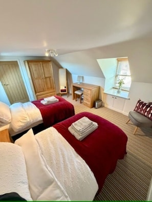 2 bedrooms, iron/ironing board, WiFi - Elliot Cottage Your Retreat in Heart of Peebles (Scottish Borders)