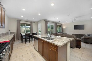 Interior - Private Retreat Near River Walk, Marketplace, CSUB (Bakersfield)