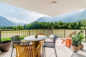 อพาร์ทเมนท์, ระเบียง, วิวภูเขา | รับประทานอาหารกลางแจ้ง