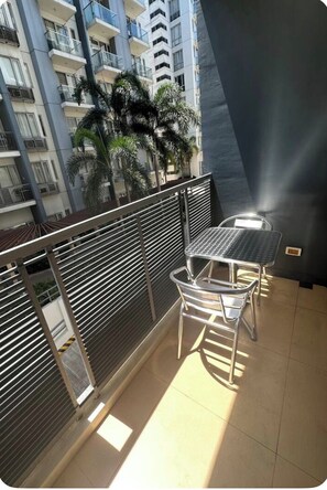 Outdoor dining - 1bdr&1br condo in enjoyable New Port City with AC, parking near T3airport,casino (Pasay City)