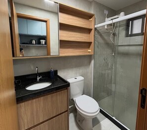 Toallas, jabón, papel de baño 