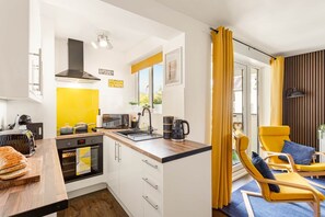 Fridge, microwave, oven, stovetop - Rigg & Rest - Central Bowness, Balcony & Parking (Bowness-on-Windermere)