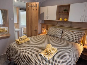 2 bedrooms, WiFi, bed sheets - Kippford Rest – Luxury Caravan at Coastal Kippford (Dalbeattie)