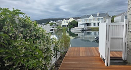 Characterful Thesen Island 4-Bed House with private jetty & lagoon views!