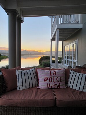 Terrace/patio - Characterful Thesen Island 4-Bed House with private jetty & lagoon views! (Knysna)