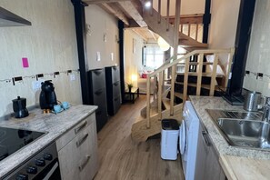 Kühlschrank, Mikrowelle, Toaster, Hochstuhl