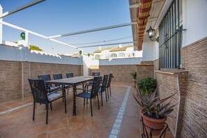 Outdoor dining - Apartment 'Las Torres' with Shared Pool, Shared Garden and Wi-Fi (Chiclana de la Frontera)