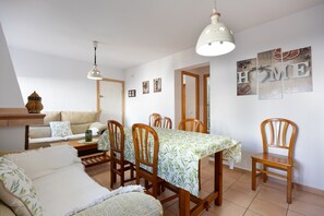 Comedor con una mesa, sillas y una lámpara colgante.