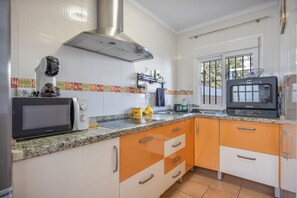 Fridge, microwave, stovetop, coffee/tea maker - Apartment 'Las Torres' with Shared Pool, Shared Garden and Wi-Fi (Chiclana de la Frontera)