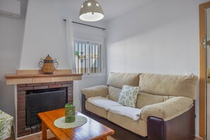 TV - Apartment 'Las Torres' with Shared Pool, Shared Garden and Wi-Fi (Chiclana de la Frontera)