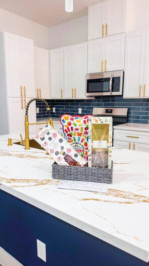 House | Private kitchen - Little Nyssa Home Away From Home (Houston)