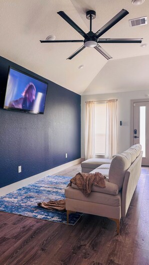 House | Living area - Little Nyssa Home Away From Home (Houston)