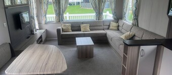 Caravan- Sleeps 6, 2 Bedrooms - Thurston Manor