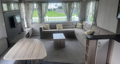 Caravan - Sleeps 6 - Thurston Manor