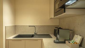 Coffee/tea maker, full-size fridge, microwave, oven