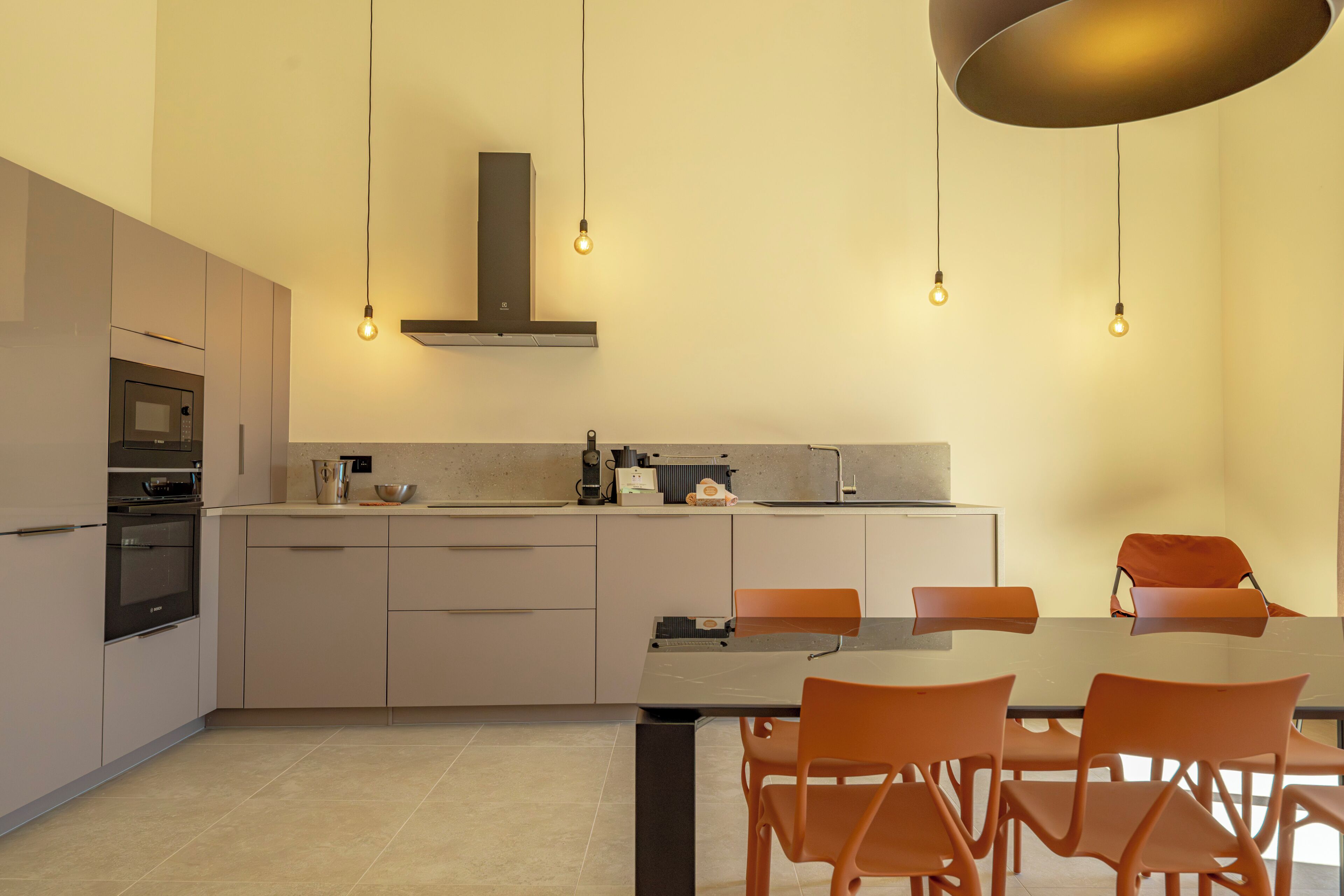 Maisonnette, 4 slaapkamers | Privékeuken | Een koffiezetapparaat/waterkoker, een koelkast/vriezer, een magnetron