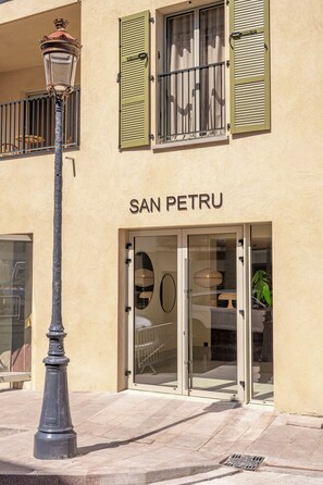 A building with a storefront labeled 'SAN PETRU' and a street lamp in front. - SAN PETRU (Porto-Vecchio)