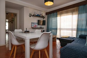 Apartment, Stadtblick | Wohnbereich