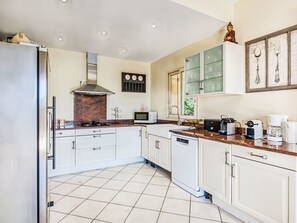 Fridge, microwave, oven, dishwasher - Villa I Tre Fratelli by Interhome (Pianottoli-Caldarello)