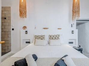 2 bedrooms, desk, Internet