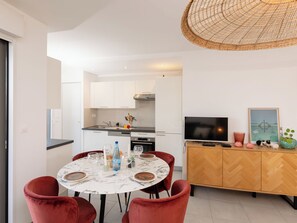 Kühlschrank, Mikrowelle, Ofen, Geschirrspüler