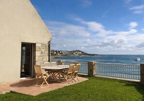 Outdoor dining - Vrbo Property (Île-de-Batz)