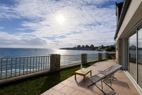 maison avec jardin, vue imprenable, au bord de la plage!