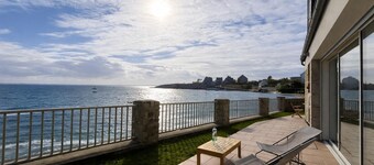 House with garden, breathtaking view, right on the beach!