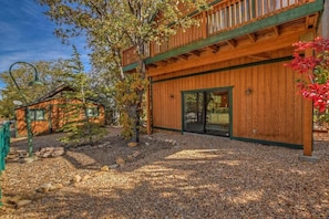 Property grounds - Spacious Log Cabin w/ Game Room & AC Near Bear Mountain (Big Bear City)