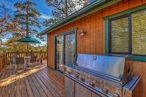 Outdoor dining - Spacious Log Cabin w/ Game Room & AC Near Bear Mountain (Big Bear City)