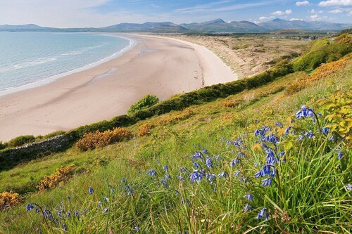 Stunning views of Cardigan Bay and the mountains of North Wales | Hen-Feudy