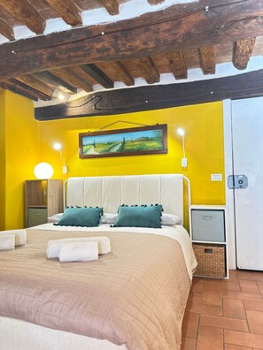 1 habitación, tabla de planchar con plancha, wifi y ropa de cama 