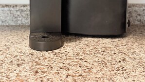 Eine Kaffeemaschine von Keurig und ein Toaster auf einer Küchenarbeitsplatte.