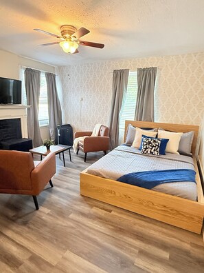 1 bedroom, desk, iron/ironing board, free WiFi - German Village Studio, Full Kitchen, Sleeps 2 (Columbus)