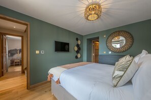 5 bedrooms, travel cot, WiFi, bed sheets - Luxury Cottage Pembrokeshire with Hot Tub and Games Room | Ty-Ficer (Amroth)
