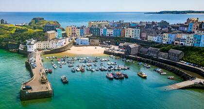 Luxury Cottage Pembrokeshire with Hot Tub and Games Room | Ty-Ficer