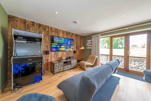 Living area - Luxury Cottage Pembrokeshire with Hot Tub and Games Room | Ty-Ficer (Amroth)