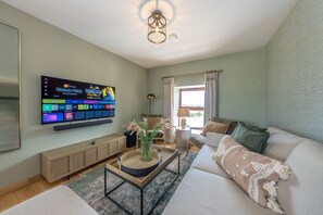 TV - Luxury Cottage Pembrokeshire with Hot Tub and Games Room | Ty-Ficer (Amroth)