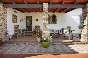 Outdoor dining - Villa 'Armonia' with Private Pool, Private Terrace and Wi-Fi (Chiclana de la Frontera)
