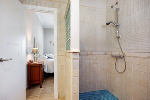 Shower, towels - Villa 'Armonia' with Private Pool, Private Terrace and Wi-Fi (Chiclana de la Frontera)
