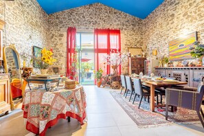 Dining - Guest Room 'Les Philous Gourmands - Caraïbes' with Shared Garden and Wi-Fi (Sèvremont)
