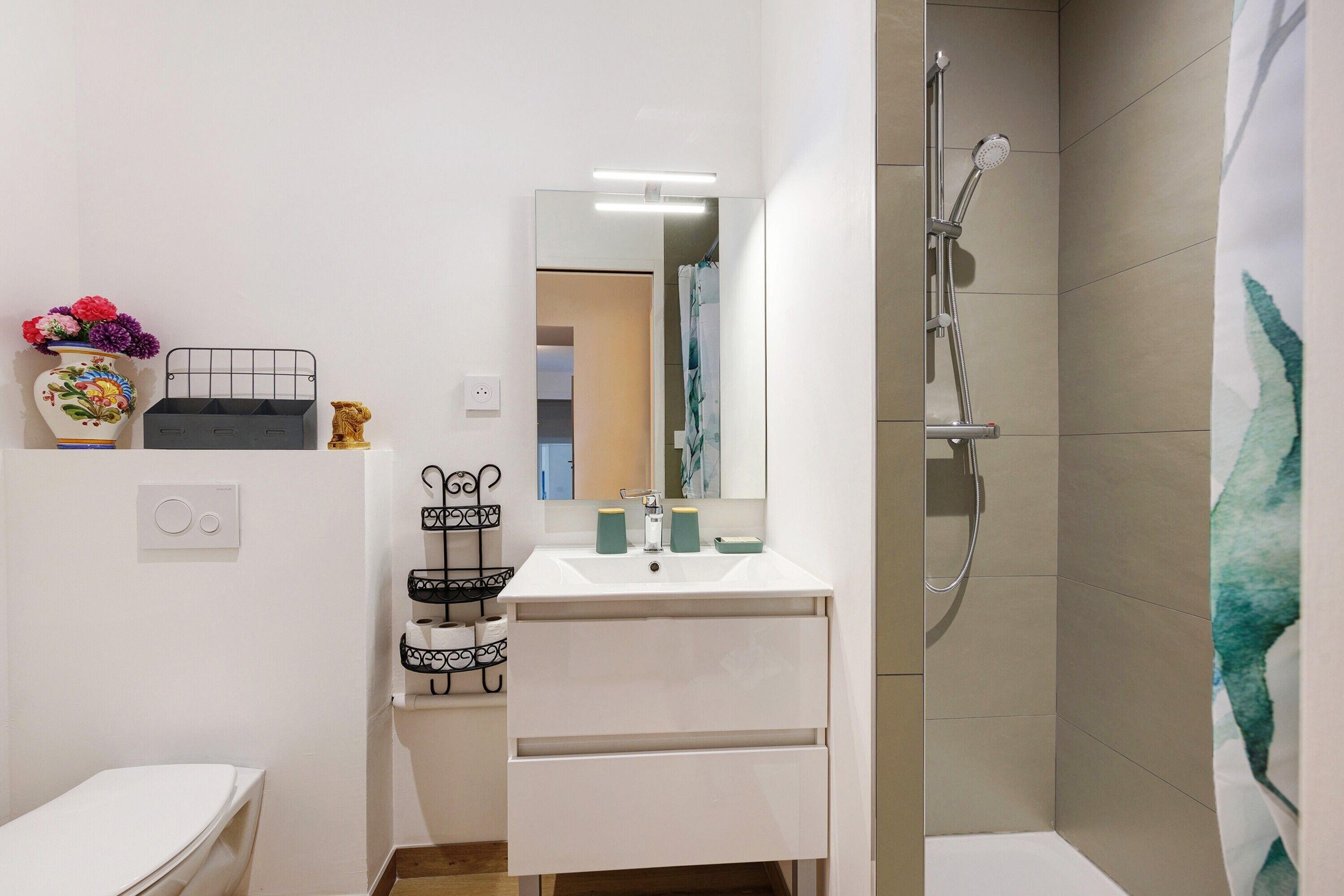 Shower, hair dryer, towels
