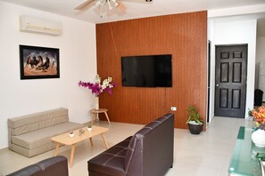 Living area - Family house approx 20 min airport and beach, quiet area and close to Av. (Cancún)