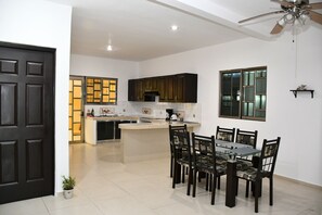 Dining - Family house approx 20 min airport and beach, quiet area and close to Av. (Cancún)