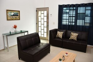 Living area - Family house approx 20 min airport and beach, quiet area and close to Av. (Cancún)