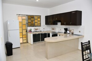 Private kitchen - Family house approx 20 min airport and beach, quiet area and close to Av. (Cancún)