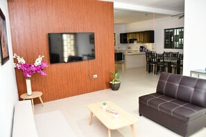 Living area - Family house approx 20 min airport and beach, quiet area and close to Av. (Cancún)