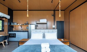 A modern room with a bed, a small kitchenette, and a wooden ceiling. - Cabin With Panoramic View of the Sierra Vst043 (Anitapolis)