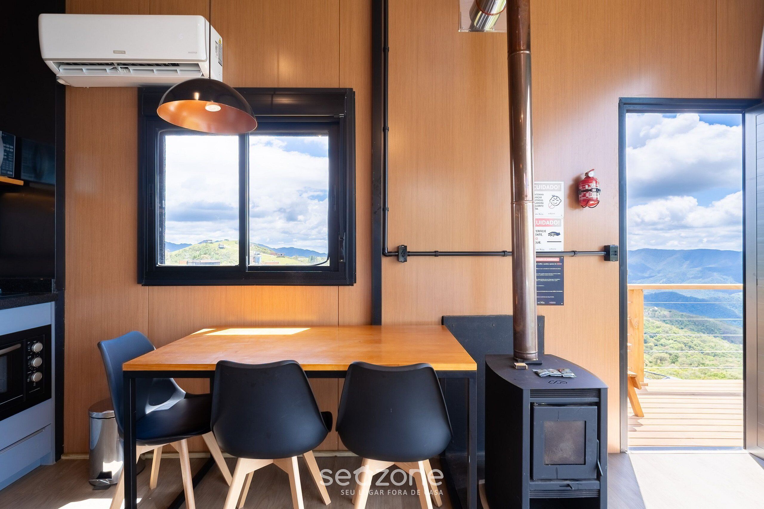 Basic Chalet | Dining